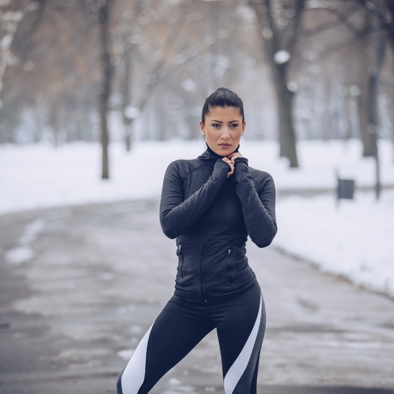 Mulher com roupas adequadas pra praticar exercícios no frio