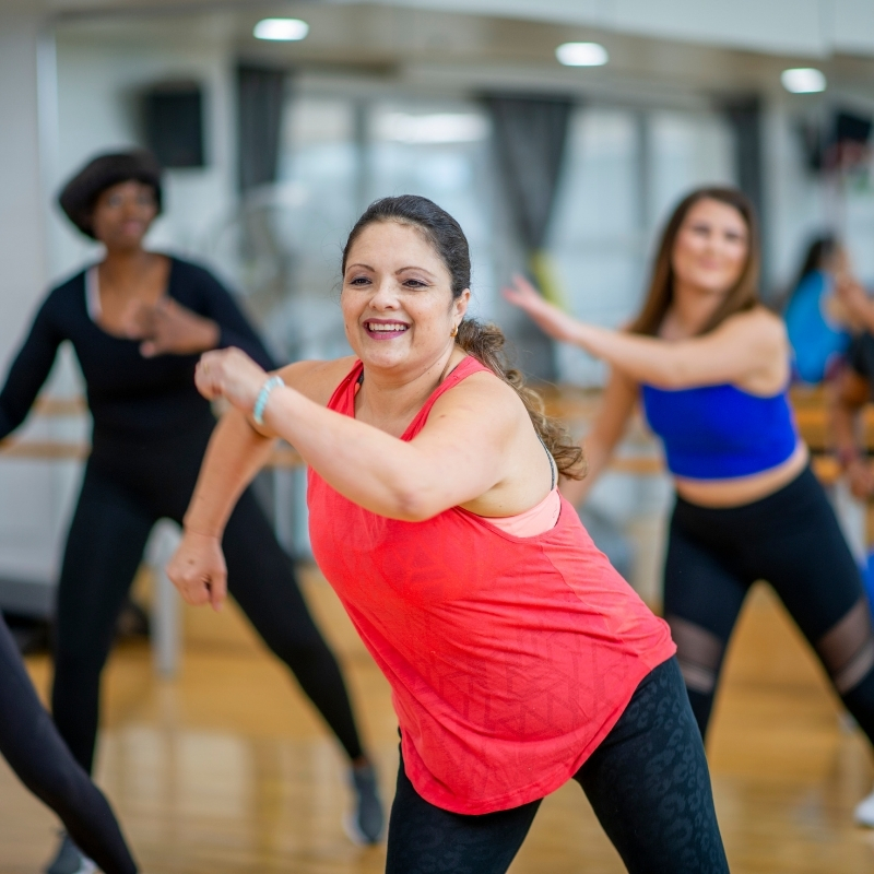 mulheres dançando em aula de cardio