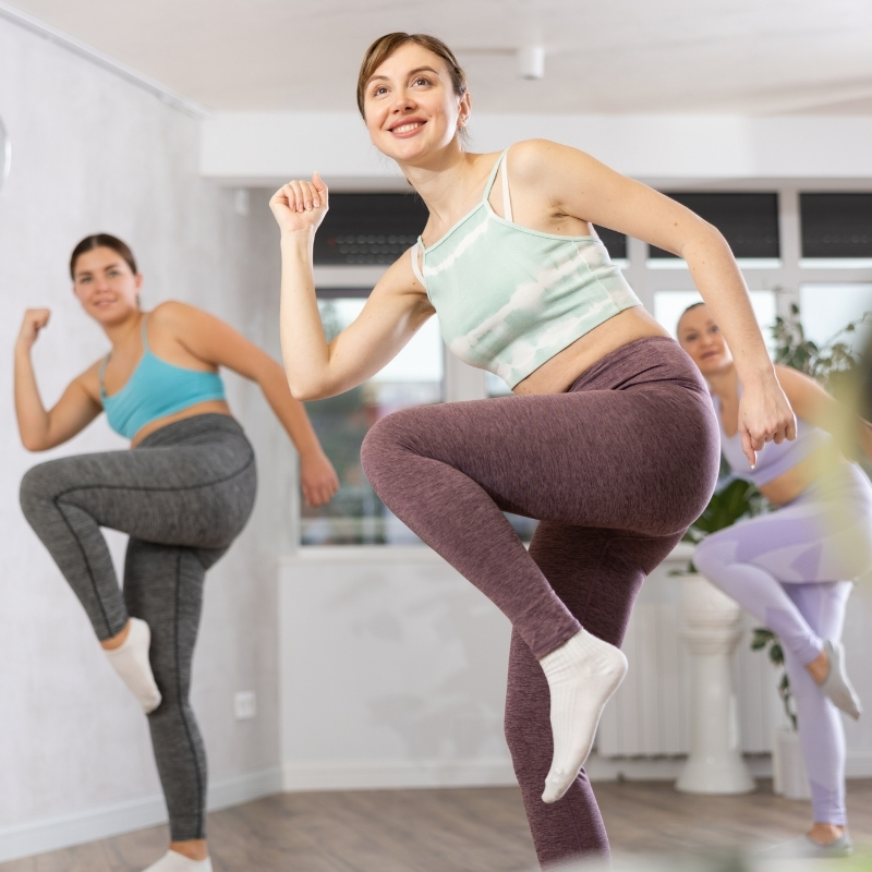 3 mulheres se exercitando em aula